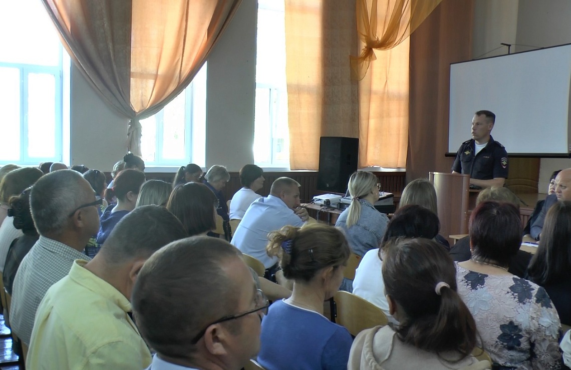 Сотрудники ГИБДД провели профилактическую беседу с жителями Неверкино