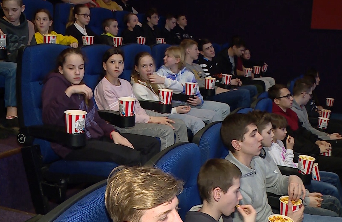В Пензе для юных пловцов из ДНР и ЛНР организовали поход в кинотеатр