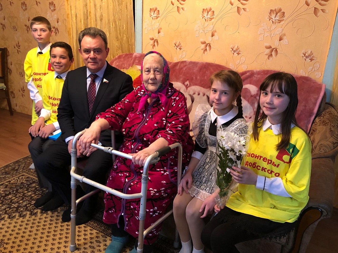 Лидин поздравил 80-летнюю сердобчанку с юбилеем