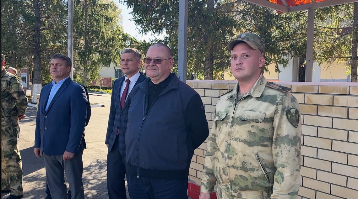 В Заречном Олег Мельниченко посетил воинскую часть Росгвардии