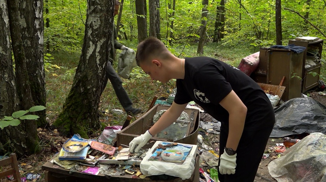 Неравнодушные пензенцы собирают церковную утварь со свалки, которую на днях нашли грибники