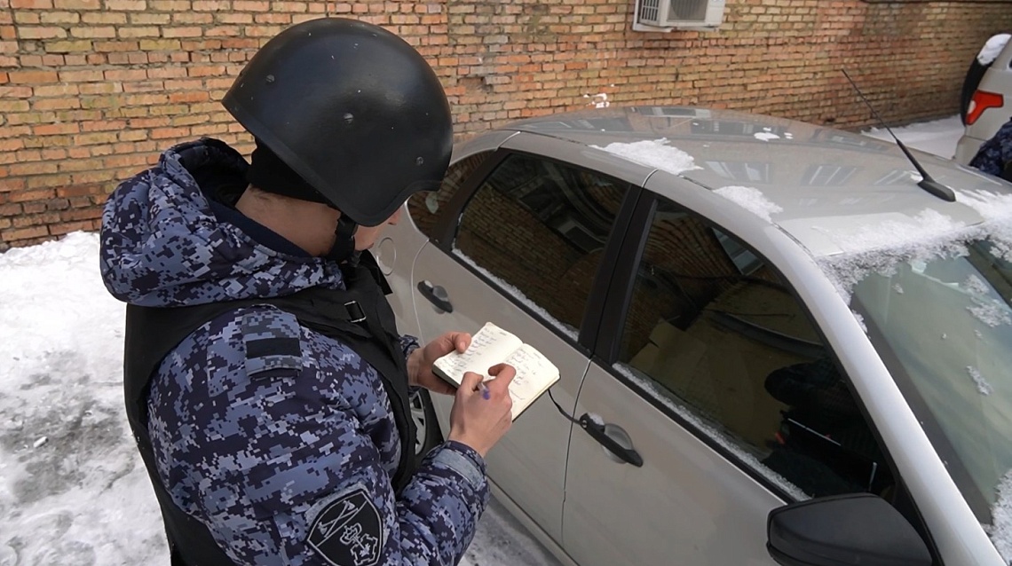 В Пензе мужчина украл портмоне из салона автомобиля