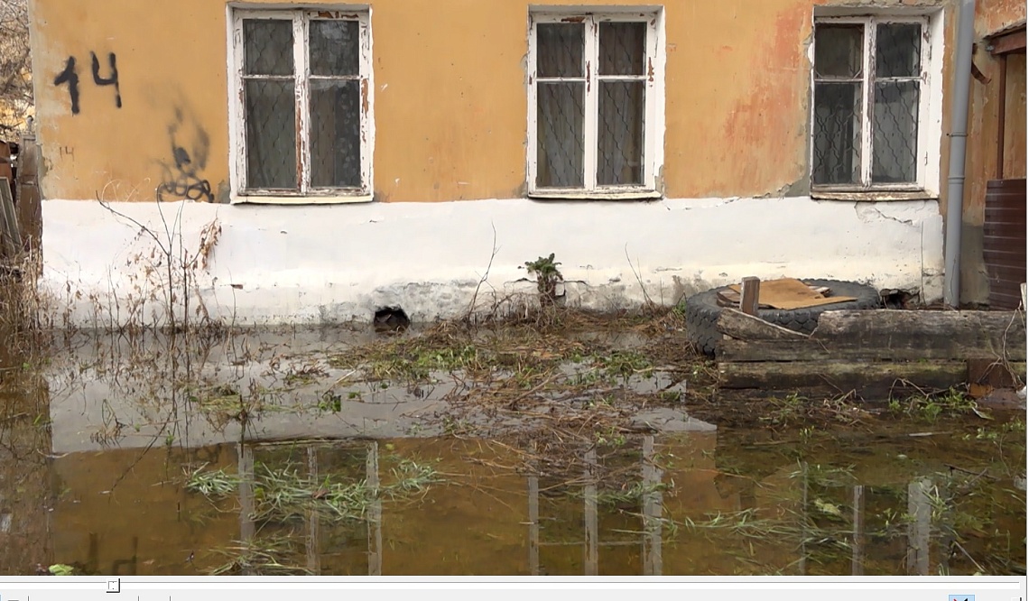 С установлением теплой погоды дома жителей в проезде Богданова затопило