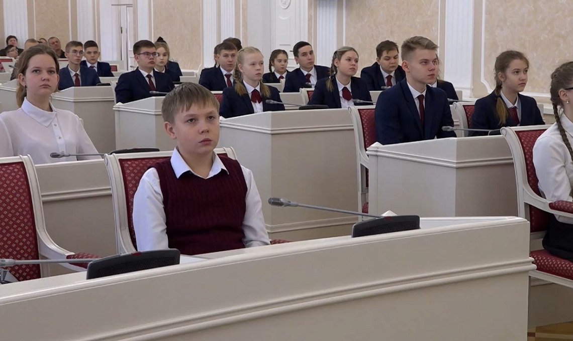 В День Конституции отличившихся юных пензенцев пригласили в Законодательное собрание области
