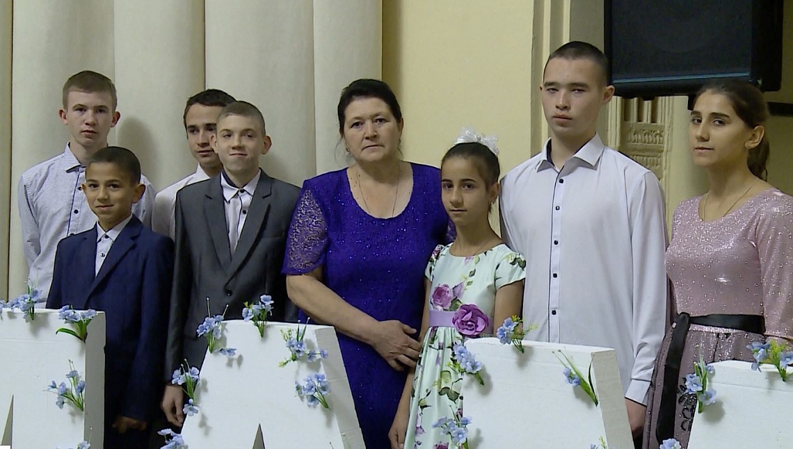 В Пензе в честь Дня матери  в областное правительство пригласили многодетных мам