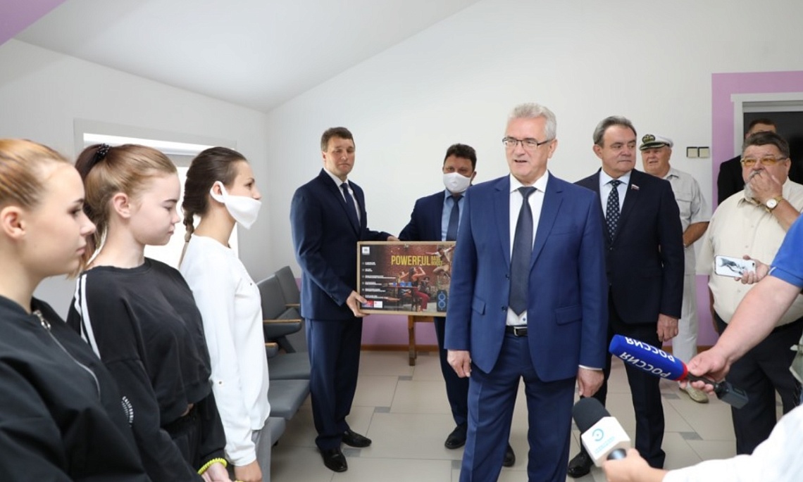 Белозерцев предложил поднять зарплаты преподавателям колледжей и техникумов