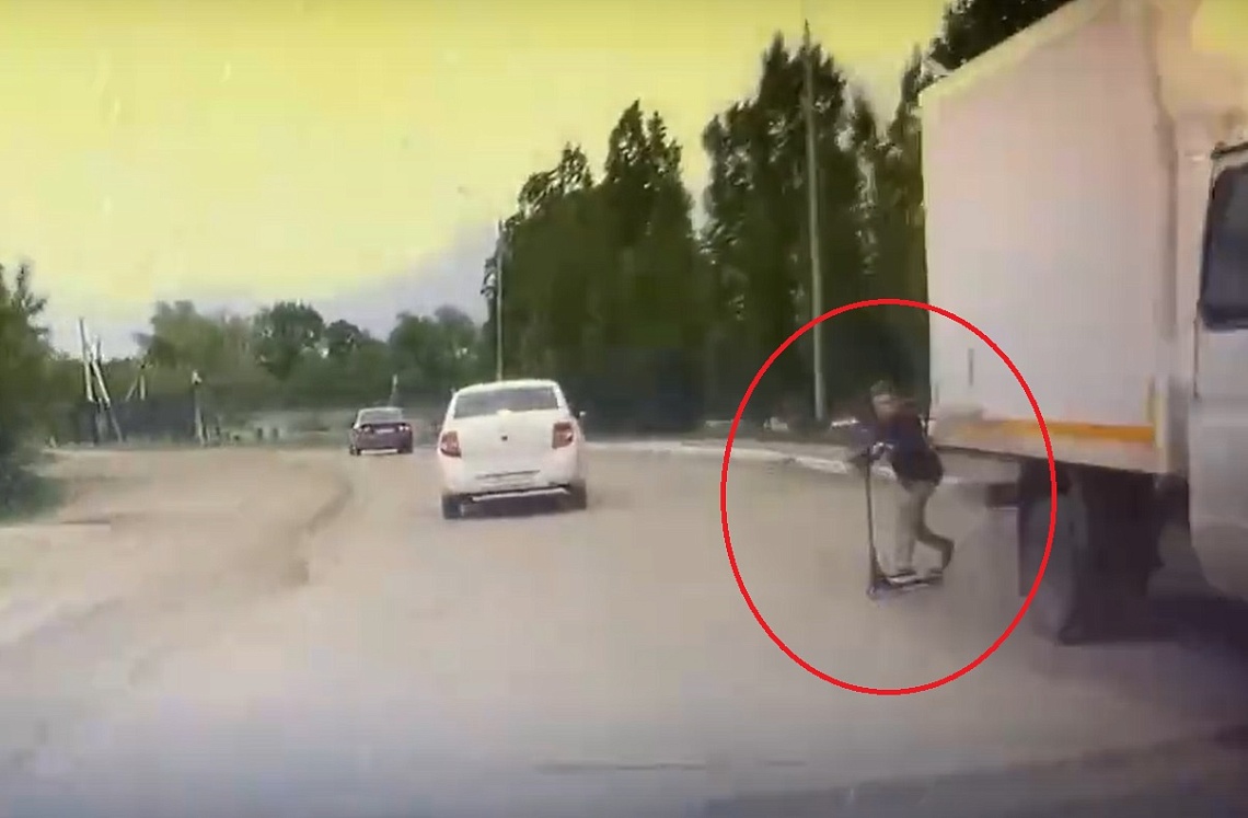 В Пензе ребенок на самокате едва не попал под машину. ВИДЕО