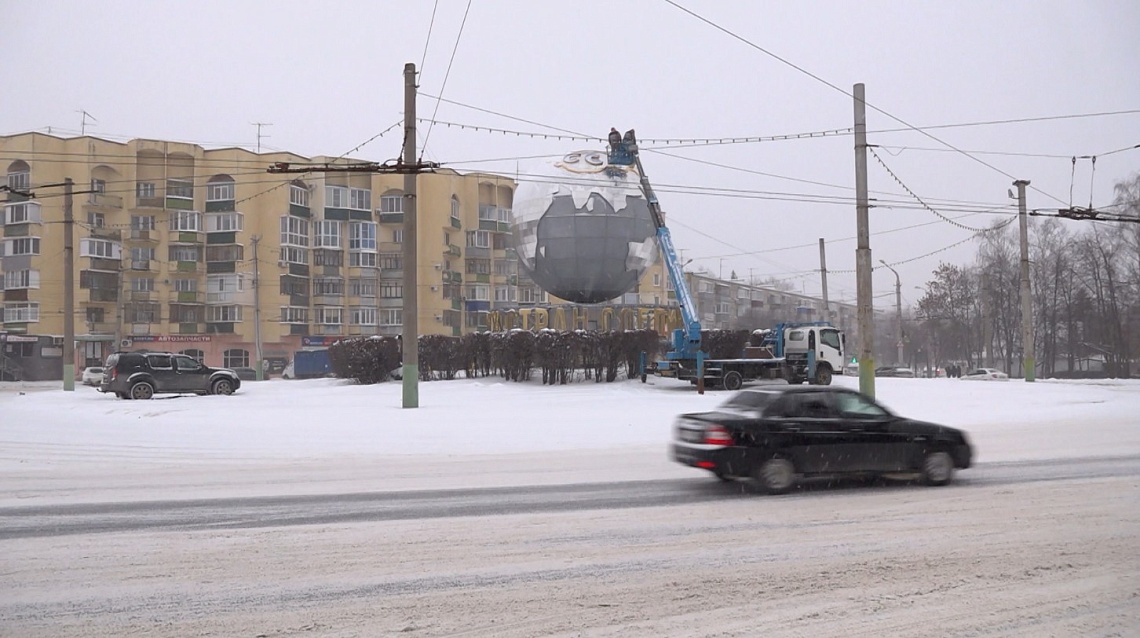 В Пензе приступили к монтажу надписи «СССР» на монументе «Глобус»