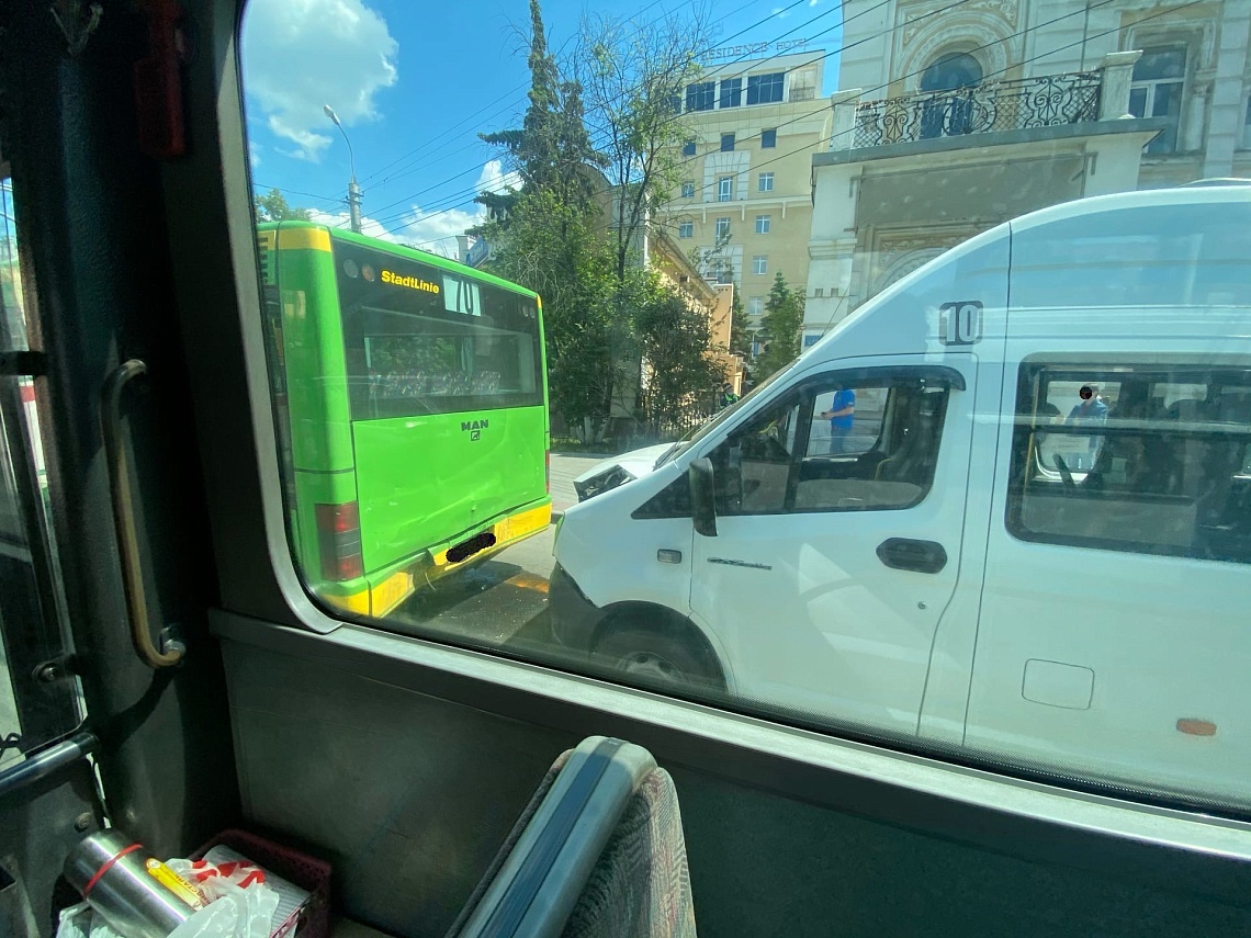 В центре Пензы столкнулись автобус и маршрутка