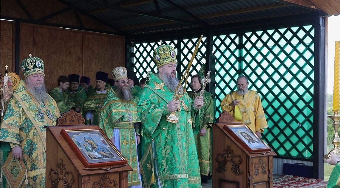 В день памяти Ионна Кочетовского в Каменском районе провели богослужение правящий архиерей и представители духовенства