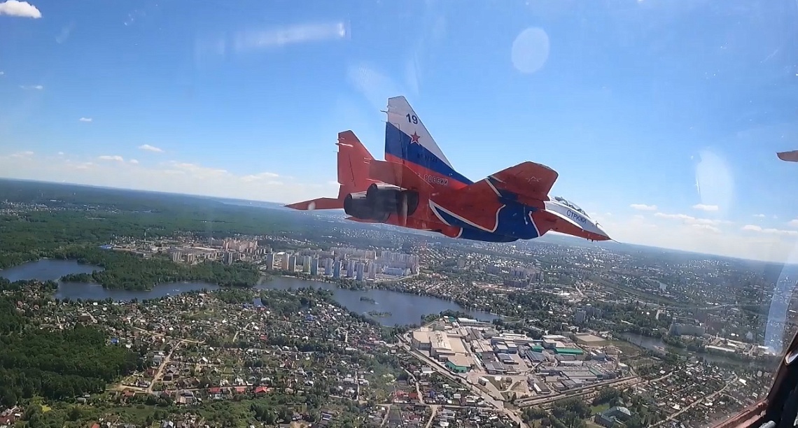 Пензенских школьников познакомили с летчиками авиационной группы высшего пилотажа «Стрижи»