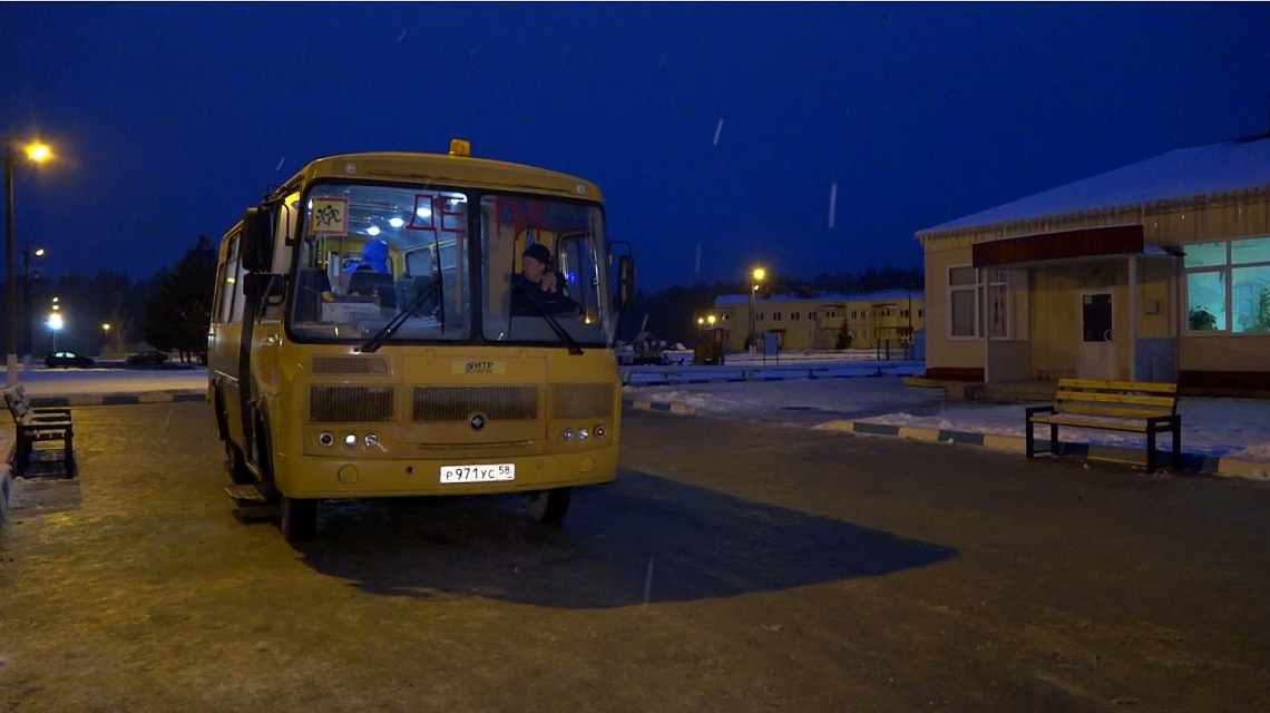 По поручению губернатора Олега Мельниченко организован подвоз детей из Леонидовки в школу №19 в Ахунах