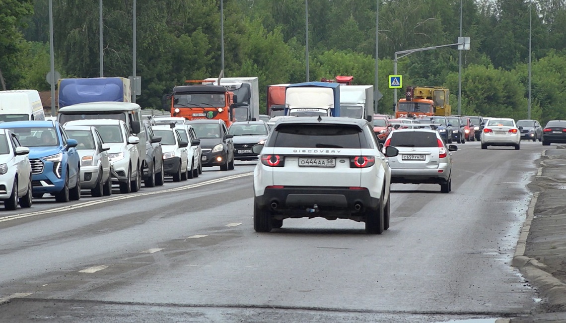 В Пензе водители простаивают в пробке на одной из самых оживленных улиц города