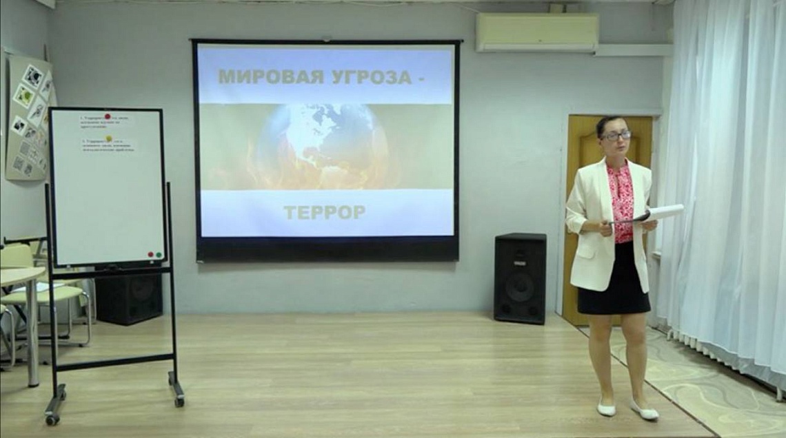 В  областной библиотеке для детей и юношества  студенты прошли игру-квест «Вместе против террора»