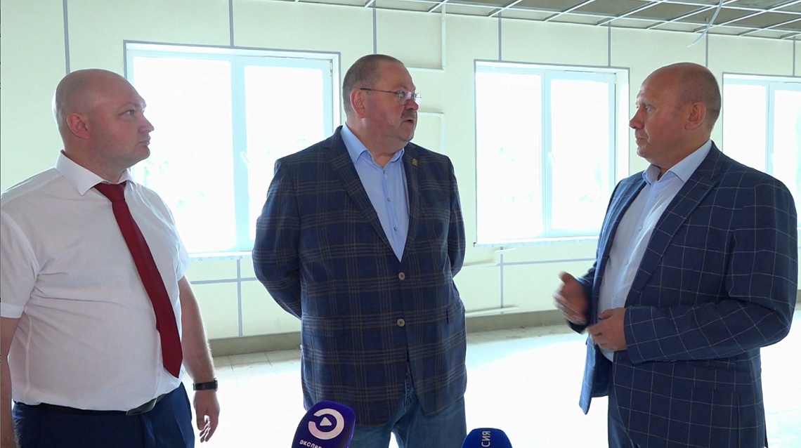 Олег Мельниченко посетил строительную площадку лабораторно-диагностического корпуса онкологического диспансера