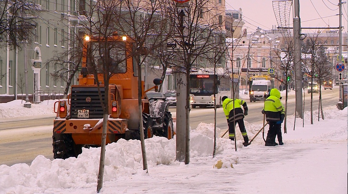 В Пензе ликвидируют последствия первого в 2024 году снегопада