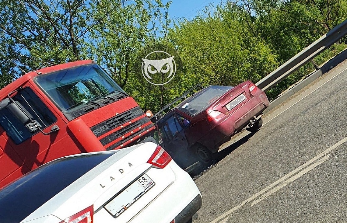 В Пензе машина врезалась в фуру. ФОТО