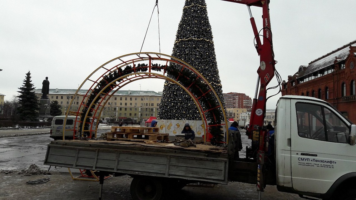 В центре Пензы устанавливают новогоднюю инсталляцию