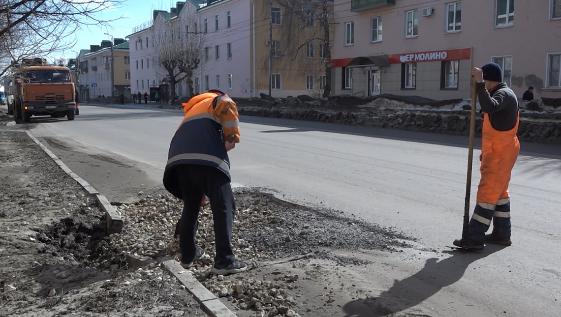Коммунальные службы производят на дорогах Пензы мелкоямочный ремонт