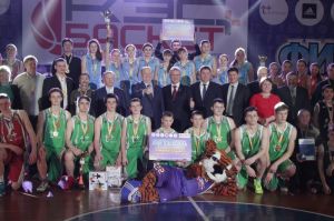 Губернатор поздравил финалистов чемпионата школьной баскетбольной лиги