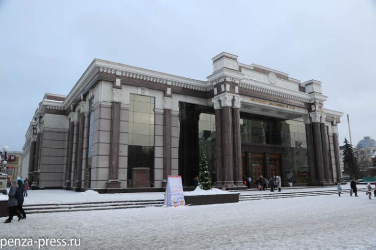 Пензенский драматический театр фото В Пензе прокомментировали сообщение о разрушающейся колонне драмтеатра - Телекан