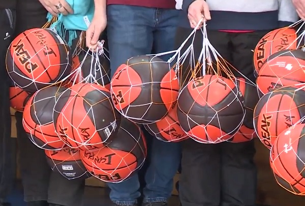 В Пензе представителям КЭС-баскет вручили профессиональные мячи