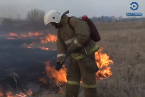 Неподалеку от пензенского аэропорта потушили загоревшееся поле