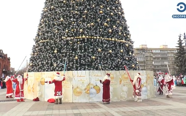 В центре Пензы прошло шествие Дедов Морозов