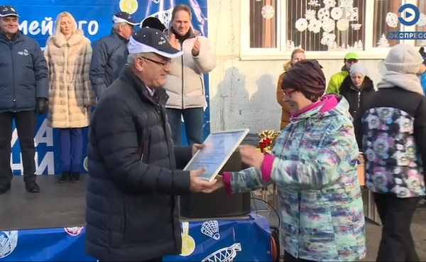 В Пензе движению скандинавской ходьбы вручили сертификат на спортинвентарь