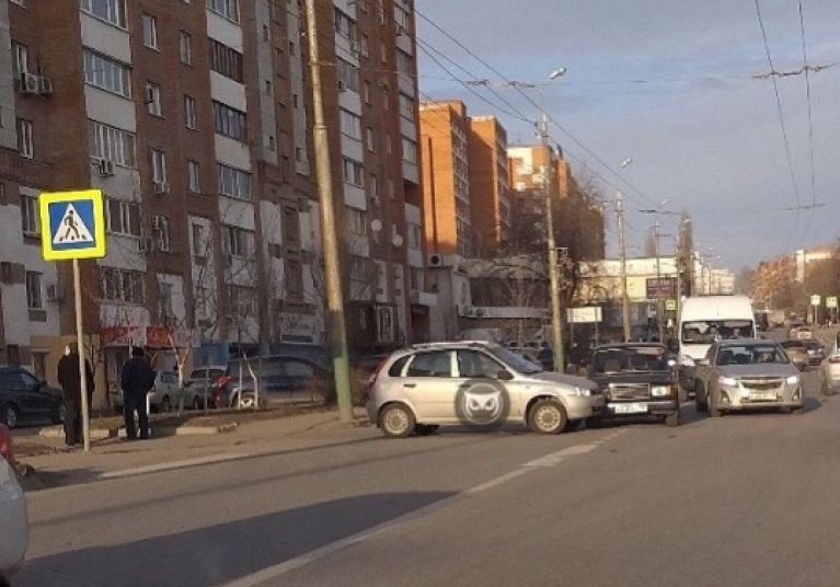 На ул. Калинина машины перекрыли полосу