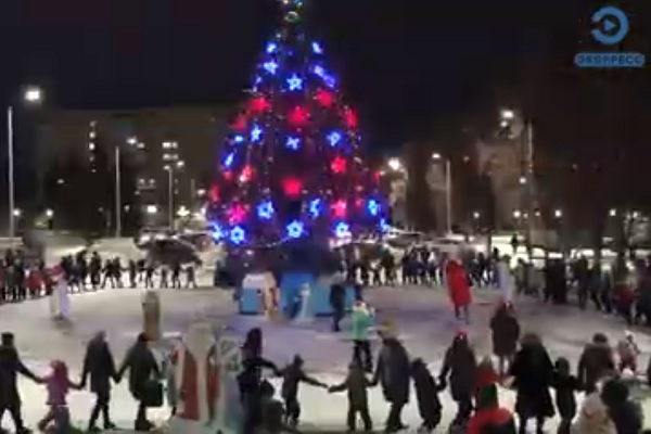 На центральной площади Кузнецка открылся детский зимний городок