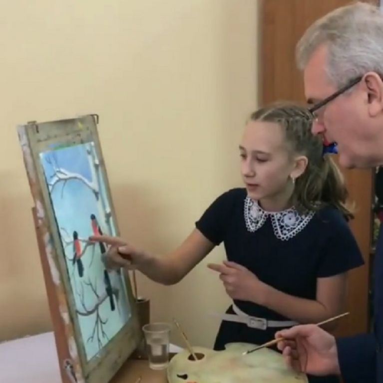 Школьница дала Белозерцеву урок рисования