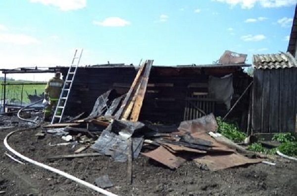 11 спасателей тушили горящую крышу сарая в Мокшане