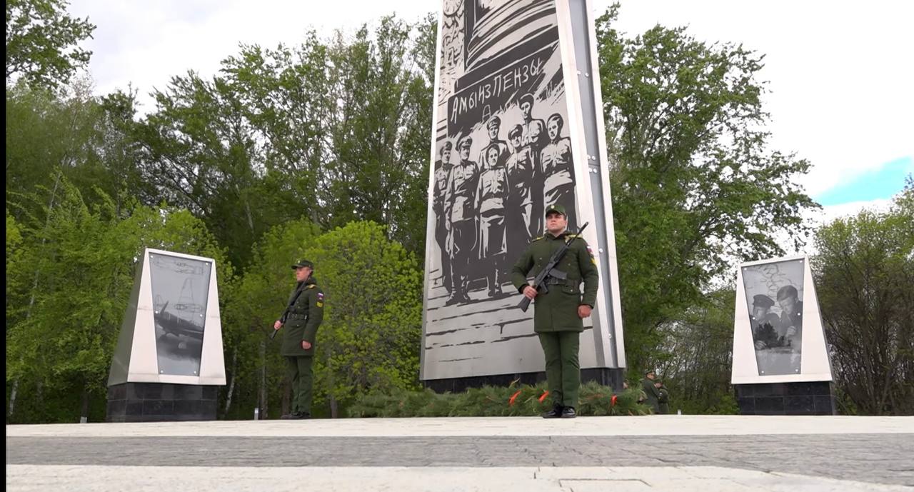 Улан удэ город доблести. Стела трудовой доблести. Пенза город трудовой доблести и славы. Памятник трудовой доблести Пенза. Пенза город трудовой доблести эмблема.