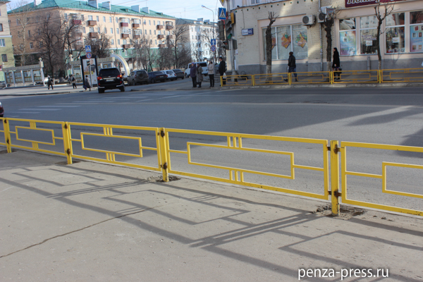 Установлена ограждения. Ограждение вдоль тротуара. Ограждение тротуара от проезжей части. Леерное ограждение дороги. Желтое ограждение.