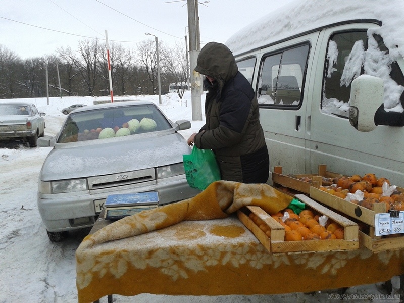 Торговля в пензе. Несанкционированная торговля в неустановленных местах. Незаконная торговля мясом. Продавщица мяса на улице.