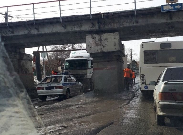 Бригадирский мост пенза. Горбатый мост Пенза. Под мостом Пенза. Высота горбатого моста Пенза.